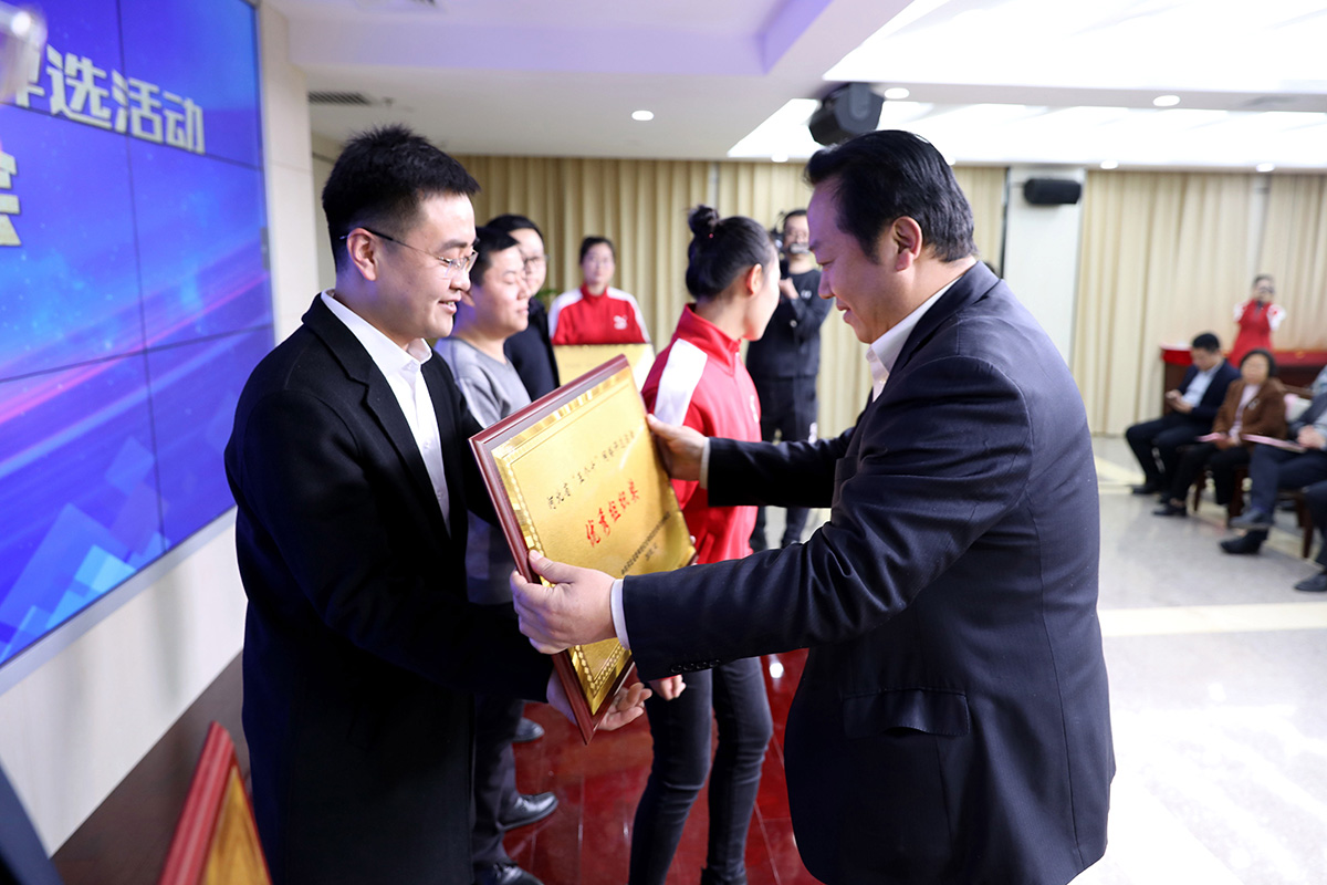 1545880570466109.jpg 省委網(wǎng)信辦副主任牛蘭東同志為獲獎(jiǎng)代表頒獎(jiǎng).jpg